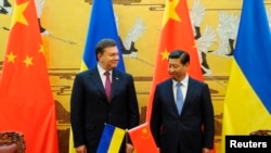 烏克蘭前總統亞努科維奇（左）去年12月5日訪問北京，和中國國家主席習近平會面。