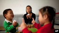 中国官方星期四(10月29日)宣布允许所有夫妻生育二胎