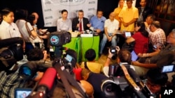 美國駐菲律賓大使格德堡(右)在菲律賓馬尼拉召開新聞座談會 (2016年2月3日)