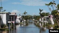 艾瑪颶風離開佛羅里達，那不勒斯市的一個被颶風毀掉的可移動房屋小區仍然浸泡在水