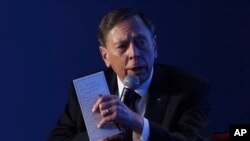 Колишній директор ЦРУ генерал Девід Петреус бере участь у панельній дискусії на Варшавському форумі безпеки у Варшаві, Польща, у вівторок, 4 жовтня 2022 р. (AP Photo/Michal Dyjuk)