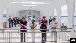 美國總統奧巴馬(右)和日本首相安倍晉三(左)對珍珠港事件紀念館進行了歷史性訪問，悼念遇難者。