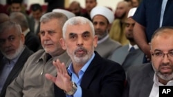 ແຟ້ມພາບ - ຢາຢາ ຊິນວອລ (Yahya Sinwar) ທັກທາຍພວກສະໜັບສະໜູນ ຢູ່ຊາຍຝັ່ງທະເລ ຂອງເມືອງກາຊາ, ວັນທີ 30 ມີນາ 2022