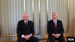 诺贝尔委员会主席雅格兰(右)在记者会上(美国之音王南拍摄)