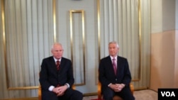 诺委会主席亚格兰(右)和诺委会秘书伦德斯塔在记者会上(美国之音王南拍摄)