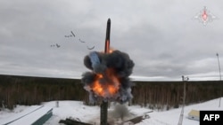 ພາບ​ຈາກວິ​ດີ​ໂອ​ທີ່​ຖືກ​ເປີດ​ເຜີຍ​ໂດຍ​ກະ​ຊວງ​ປ້ອງ​ກັນ​ປະ​ເທດ ຣັດ​ເຊຍ ເມື່ອ​ວັນ​ທີ 1 ມີ​ນາ 2024, ສະ​ແດງ​ໃຫ້​ເຫັນ​ການ​ທົດ​ລອງ​ຍິງ​ລູກ​ສອນ​ໄຟ​ຂີ​ປະ​ນາ​ວຸດ​ຂ້າມ​ທະ​ວີບ.