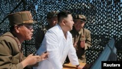 یک هوادار حزب لیکود با بنر مشهور حامیان پرزیدنت ترامپ، &laquo;عظمت را دوباره به آمریکا برمی&zwnj;گردانیم&raquo; در جشن بعد از انتخابات حزب لیکود در تل آویو اسرائیل در بامداد چهارشنبه ۲۱ فروردین ۱۳۹۸.