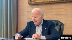 美国总统拜登在白宫官邸继续办公（2022年7月21日）