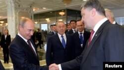 俄羅斯總統普京與烏克蘭總統波羅申科(右)。(8月26日資料照片)