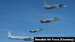 2025年9月21日，瑞典的JAS 39鹰狮战斗机和德国欧洲战斗机紧急升空飞越南波罗的海，在国际空域识别并跟踪一架俄罗斯IL-20M侦察机。