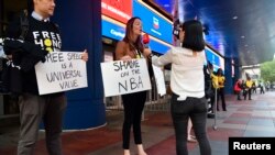 星期三晚，在華盛頓奇才隊和廣州龍獅隊的NBA季前賽有人持支持香港標語牌。