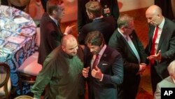 ລັດຖະມົນຕີປ້ອງກັນປະເທດຢູເຄຣນ ທ່ານຣັສເຕັມ ອູເມໂຣຟ, ຊ້າຍມື, ໂອລົມກັບລັດຖະມົນຕີປ້ອງກັນປະເທດ ສໂລວາເກຍ ທ່ານໂຣເບີດ ກາລີນັກ. ຂວາ, ລະຫວ່າງງານອາຫານຄໍ່າເພື່ອການພົບປະກັນ ຢູ່ທີ່ Fort McNair ໃນການພົບປະກັນຂອງລັດຖະມົນຕີປ້ອງກັນປະເທດ ທີ່ເຂົ້າຮ່ວມກອງປະຊຸມສຸດຍອດ ເນໂຕ້, 10 ກໍລະກົດ 2024 ໃນ ວໍຊິງຕັນ.