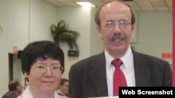 前荷蘭外交官韋傑理和他的台籍妻子陳美津 (視頻截圖)