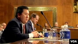 2017年11月15日，美国第五巡回上诉法院法官被提名人何俊宇在美国参议院司法委员会听证会上回应问题。（美国之音记者扬之初摄）