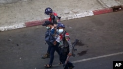 2021年2月27日，緬甸警方逮捕一名記者