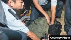 蘋果日報攝影記者王俊龍被警方拘捕（蘋果日報照片）