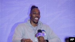 2022年11月12日，美国职业篮球运动员德怀特·霍华德（Dwight Howard）在与台湾桃园永丰云豹队的签约仪式上与媒体见面。（美联社照片/蒋莹莹）