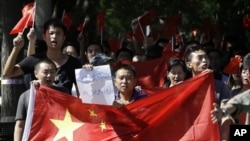 资料照片：2012年9月14日，示威者在日本驻华大使馆附近举行反日抗议活动。