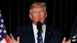 川普总统在华盛顿对美国大郡治安官协会与大城市警察局长协会发表讲话。 (2017年2月8日)