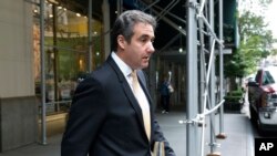 美国总统川普的前私人律师迈克尔·科恩星期二离开他在纽约的住所