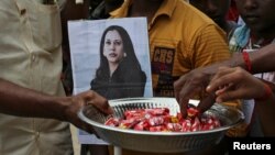 印度南部村莊圖蘭森德拉普蘭村的村民手舉賀錦麗的照片，分發糖果慶祝該村村民的後代成為美國副總統。（2021年1月20日）