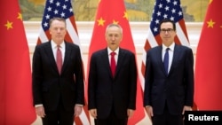 美國貿易代表萊特希澤（左）、美財政部長姆努欽（右）和中國副總理劉鶴在北京釣魚台國賓館舉行美中高級別貿易談判前合影。 （2019年2月14日）