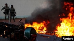 抗議者星期天在沙田（9月22）焚燒了一個路障。路透社 