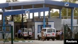 紅十字會和俄羅斯援助物資車隊，在位於俄羅斯和烏克蘭邊境等候檢查。