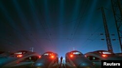 在湖北武漢的高速列車維修基地，一名工人站在和諧號高速列車中間