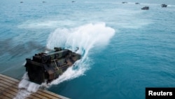 2019年7月22日美國海軍兩棲船塢運輸艦“綠灣”號在澳大利亞北部海港城市鮑恩參加美澳軍事訓練。