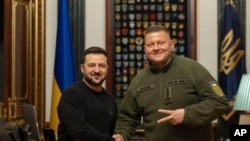 2024年2月8日，烏克蘭總統澤連斯基（左）在基輔與瓦列裡·扎盧日內將軍會面時握手。（美聯社照片）