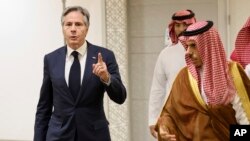 美國國務卿布林肯在沙特首都利雅得會見沙特外交大臣費薩爾。（2023年6月7日）