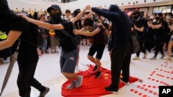 香港抗议者踩踏中国国旗。(2019年9月22日)