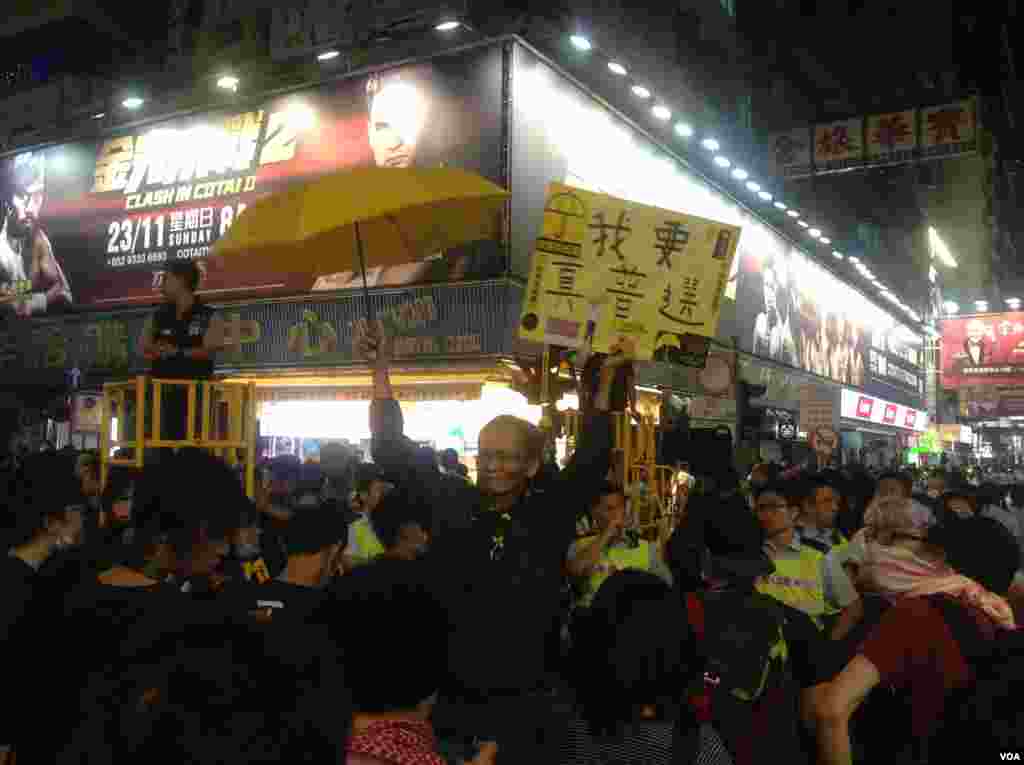 大批市民连续第二晚在旺角与警方“巷战” （美国之音海彦拍摄 ）