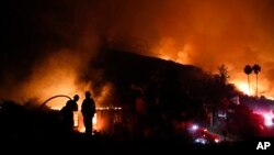 加利福尼亚州一栋民宅在两名消防队员眼前燃烧