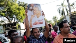 拉賈帕克薩的支持者星期天（11月17日）高舉他的畫像。