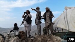 资料照片：阿富汗民兵战士在巴尔赫省查金特区防范塔利班反叛分子来袭。(2021年7月15日) 