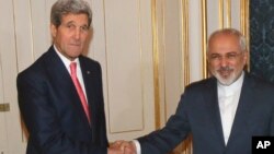 2014年11月23日，美國國務卿克里（左）和伊朗外長扎里夫就伊朗核問題會面。