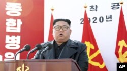朝鲜领导人金正恩在一家医院动工仪式上讲话。（2020年3月17日 图片由朝鲜政府提供）