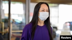 資料照：華為首席財務官孟晚舟走出溫哥華一家法庭。 (2021年8月18日)