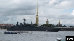  2017年8月俄羅斯海軍節期間﹐停靠在聖彼得堡的“明斯克”號登陸艦。“明斯克”號與參加中俄軍演的“奧斯利亞比亞”號是同級軍艦