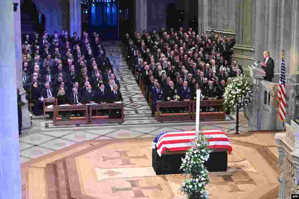 ສະຕີບ ຟອດ (Steve Ford), ລູກຊາຍຂອງອະດີດມື້ລາງ ປະທານາທິບໍດີ ສະຫະລັດ ເຈີຣອລດ໌ ຟອດ ກ່າວຖະແຫລງຢູ່ໃນພິທີຊາປະນາກິດສົບຢ່າງເປັນທາງການຂອງອະດີດປະທານາທິບໍດີ ຈິມມີ ຄາຣ໌ເຕີສ ທີ່ມະຫາວິຫານແຫ່ງຊາດ, ໃນນະຄອນຫຼວງ ວໍຊິງຕັນ, ໃນວັນທີ 9 ມັງກອນ 2025. (Photo by ROBERTO SCHMIDT / AFP)