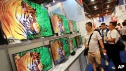 Sunday Shomari akimhoji mmoja ya waandamanaji.