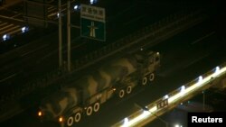 中国军方一辆装载东风远程战略导弹的车辆2009年9月18日临晨驶向天安门广场，参加建国60周年的阅兵预演。