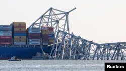 2024年3月26日凌晨，「達利號」貨輪撞向美國馬裡蘭州巴爾的摩的弗朗西斯·斯科特大橋，導致大橋坍塌。 圖片顯示，大橋的殘骸倒在該貨輪的甲板上（2024年3月29日）