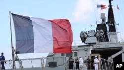 一艘法國隱形巡防艦停泊在美國關島海軍基地。（2017年5月11日）