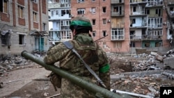 烏克蘭士兵肩扛防空導彈發射器在巴赫穆特與俄國侵略者激戰。（2023年3月15日）