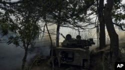 乌军在顿涅茨克州巴赫穆特附近用自行火炮系统向俄罗斯阵地开火。(2023年9月1日)