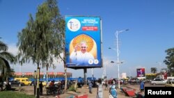 刚果民主共和国首都金沙萨竖起教宗方济各的大幅画像欢迎他的到访。（2023年1月30日）