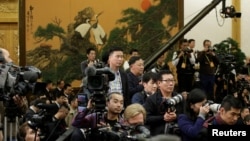 各國記者在等待中國國家主席習近平和其他中共中央政治局常委到達北京人大會堂。 （2017年10月25日）